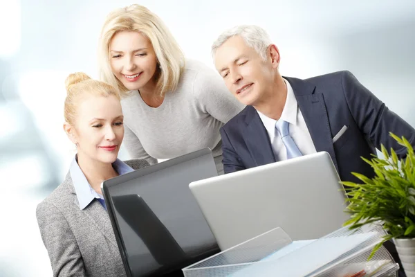 Equipe de vendas bem sucedida analisando — Fotografia de Stock