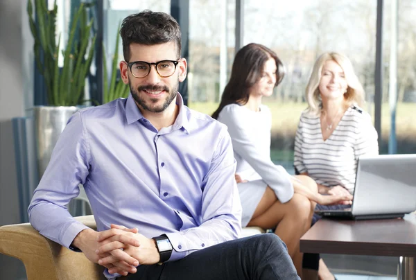 Corredor joven con expertos financieros — Foto de Stock