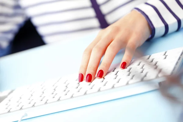 Handen typen op toetsenbord — Stockfoto