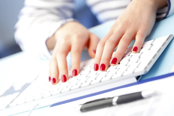 Hands Typing on keyboard — Stock Photo, Image