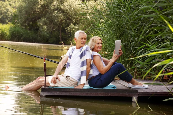 Funny senior people with tablet — Stock fotografie