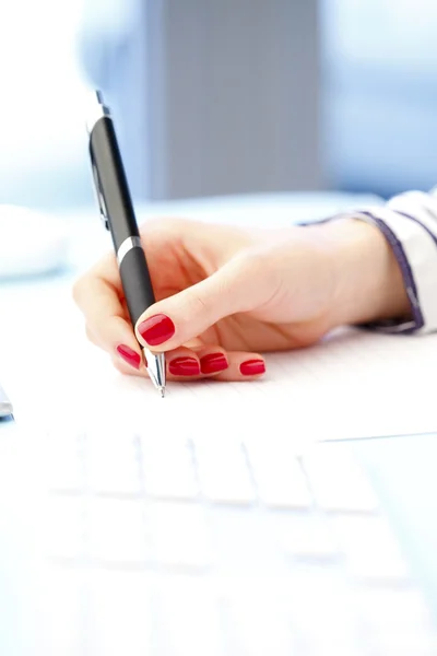 Female hand with pen — Stock Photo, Image