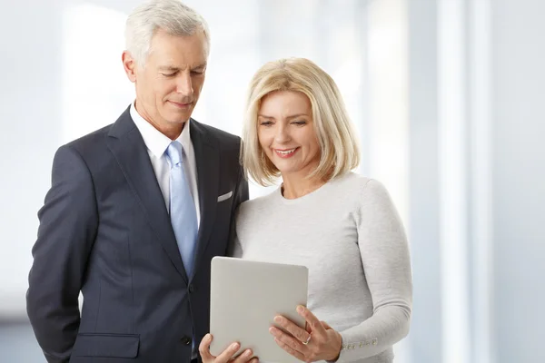 Geschäftspartner mit digitalem Tablet — Stockfoto