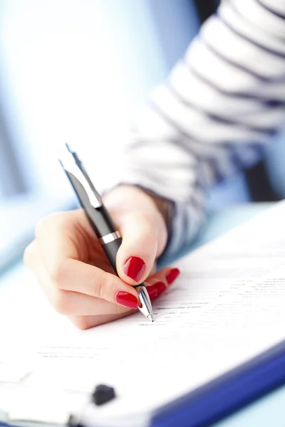 Mano femminile con penna — Foto Stock