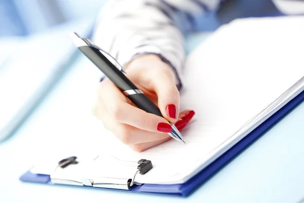 Mano femminile con penna — Foto Stock