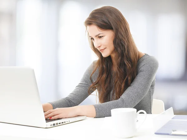 Mujer de negocios sentada delante de la computadora portátil — Foto de Stock