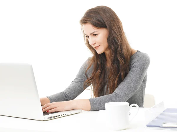 Mujer de negocios sentada delante de la computadora portátil — Foto de Stock