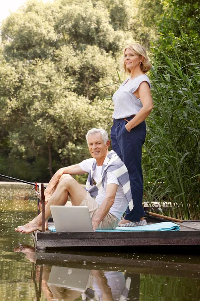 Seniors and the lakeside  fishing — Stock Photo, Image