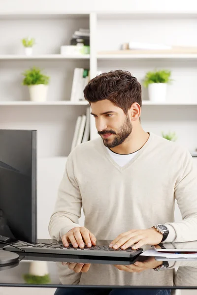 Jungunternehmer in der Nähe des Computers — Stockfoto