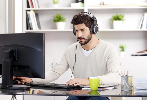 Joven hombre de negocios con auriculares — Foto de Stock