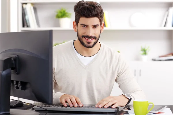 Young professional near computer — Stockfoto