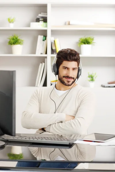 Happy affärsman med hörlurar — Stockfoto