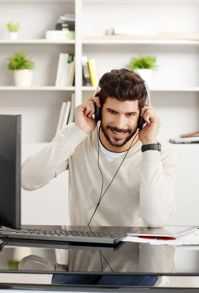 Hombre de negocios feliz con auriculares —  Fotos de Stock