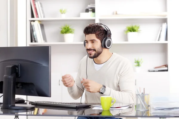 Empresario sentado en su lugar de trabajo — Foto de Stock