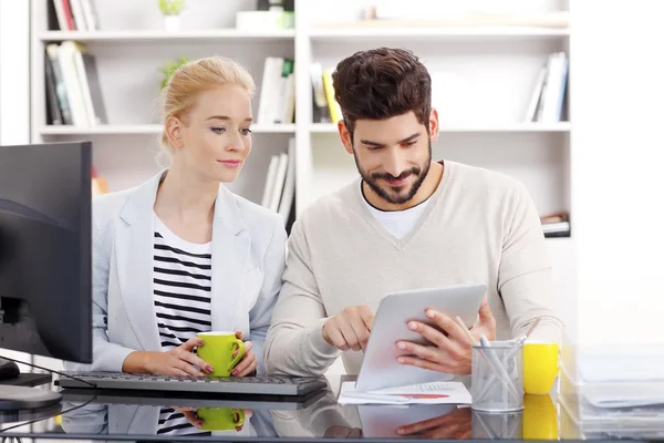 Gruppe von Geschäftsleuten im Büro — Stockfoto