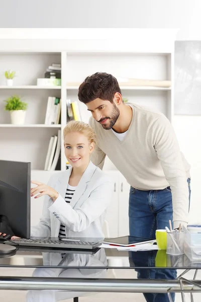 Negócios financeiros trabalhando online . — Fotografia de Stock