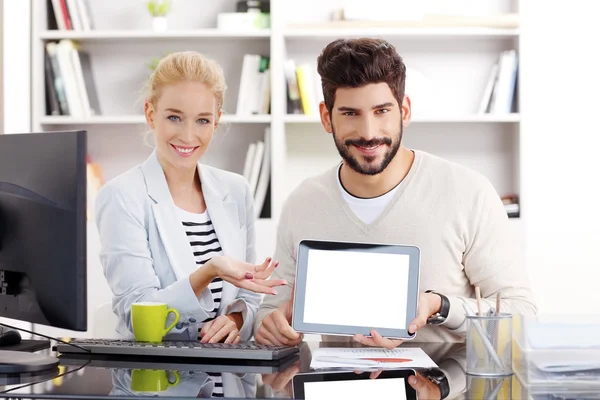 Jóvenes profesionales con tablet digital — Foto de Stock