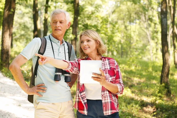 Hiking senior couple take an excursion. — Stok fotoğraf