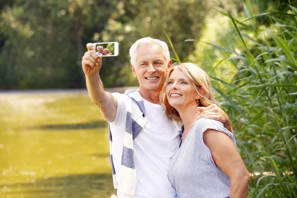 Pareja mayor tomando selfie —  Fotos de Stock