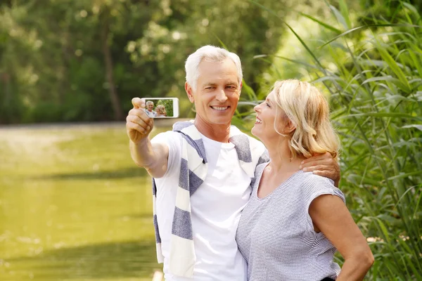 Pareja mayor tomando selfie — Foto de Stock