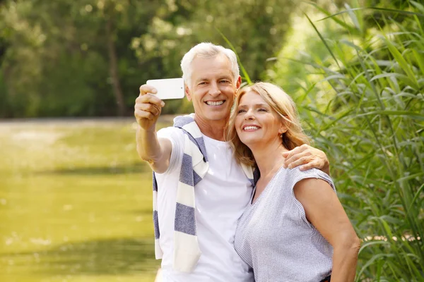 Senior couple take self portrait with mobile — Φωτογραφία Αρχείου