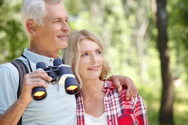 Personas mayores disfrutando de un paseo juntos . — Foto de Stock