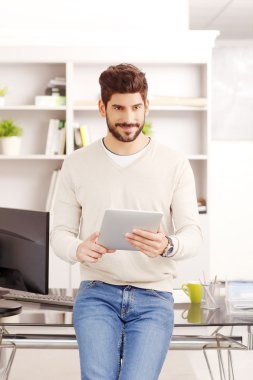 Satış adam dijital tablet kullanma
