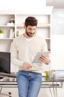 Satış adam dijital tablet kullanma