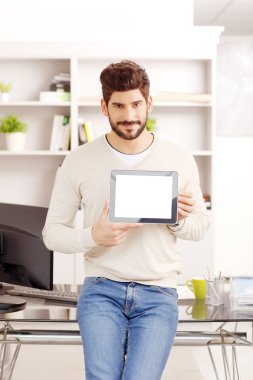 Dijital tablet ile işadamı 