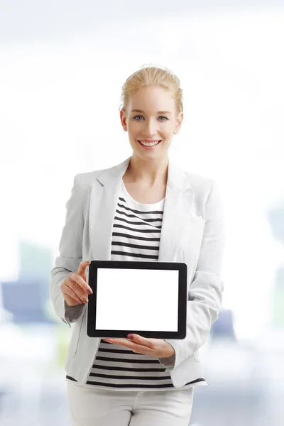 Donna attraente con tablet digitale — Foto Stock