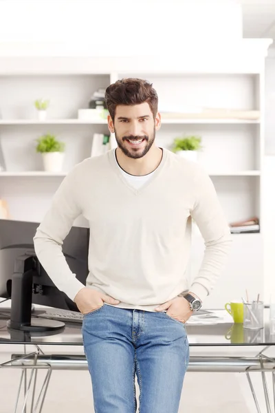 Hombre de negocios mirando a la cámara mientras sonríe . — Foto de Stock