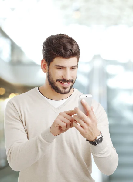 Jovem empresário usando telefone celular — Fotografia de Stock