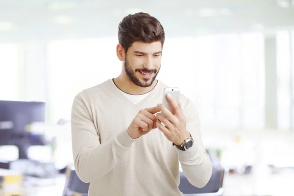 Businessman typing email on mobile phone — Stock Photo, Image