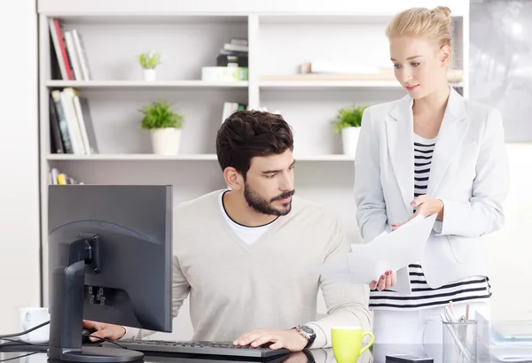 Equipo financiero analizando datos . — Foto de Stock