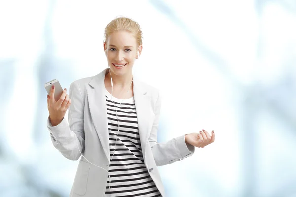 Junge Frau hört Musik auf Handy — Stockfoto