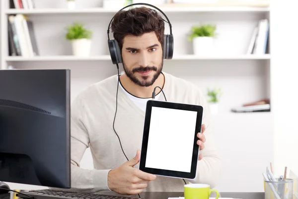 Affärsman med digital tablet i office — Stockfoto