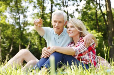 Üst düzey çift doğada rahatlatıcı