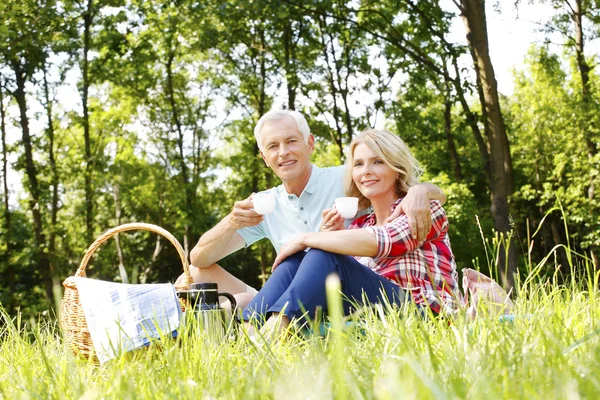 Ormanda kahve içme yürüyüşçü