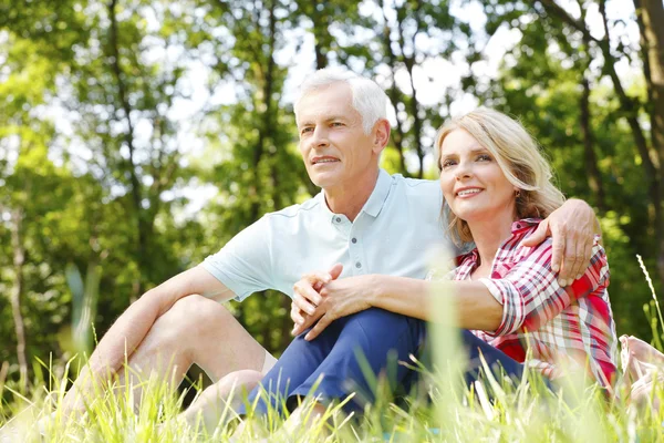 Relaxing senior couple in the nature — Stock Photo, Image