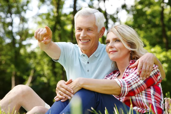 Seniorpar som slapper av i naturen – stockfoto