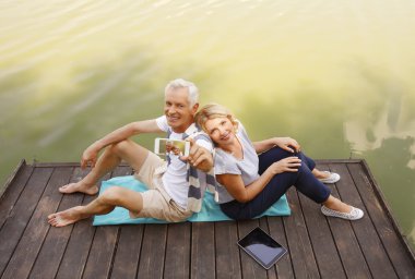 Göl kenarında kıdemli mutlu çift