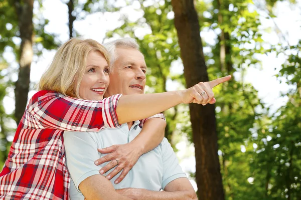 Schönes Senioren-Paar verbringt Zeit miteinander. — Stockfoto