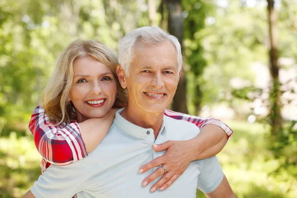 Encantadora pareja de ancianos — Foto de Stock