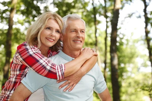 Encantadora pareja de ancianos — Foto de Stock