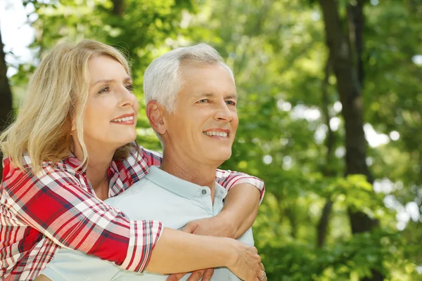 Encantadora pareja de ancianos — Foto de Stock