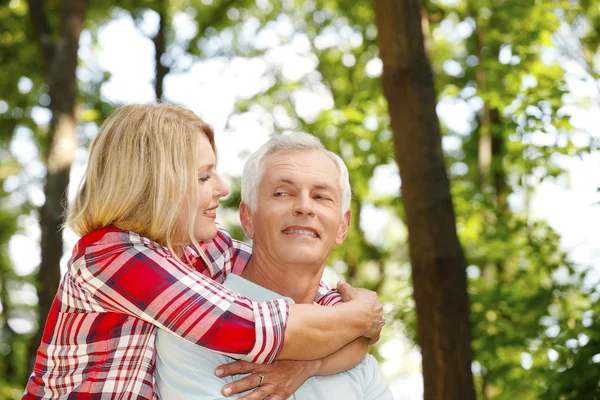 Encantadora pareja de ancianos — Foto de Stock