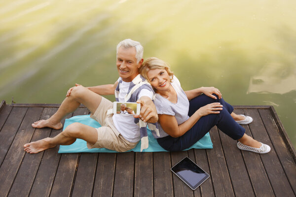 Счастливая старшая пара на озере
