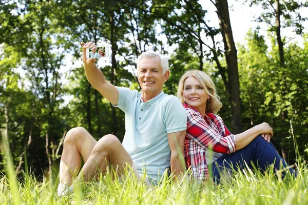 Seniorenpaar macht Selfies — Stockfoto