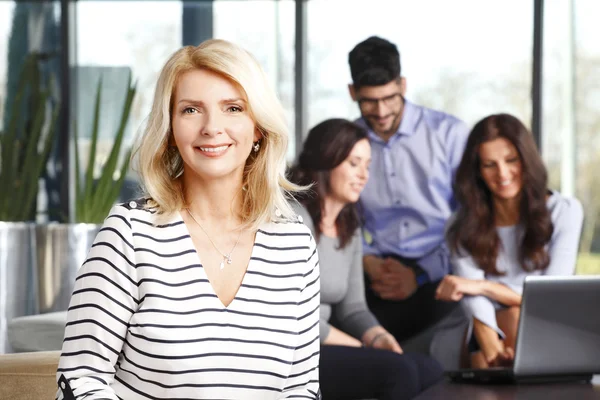 Lächelnde Geschäftsfrau im Büro — Stockfoto