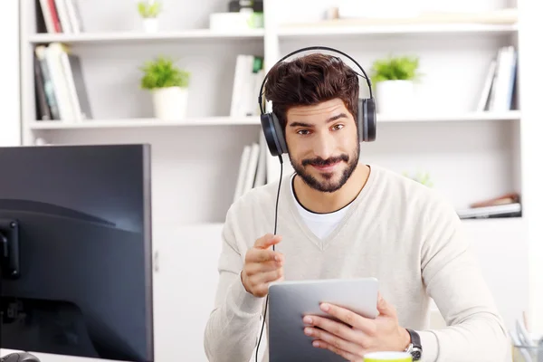 Joven empresario escuchando música —  Fotos de Stock